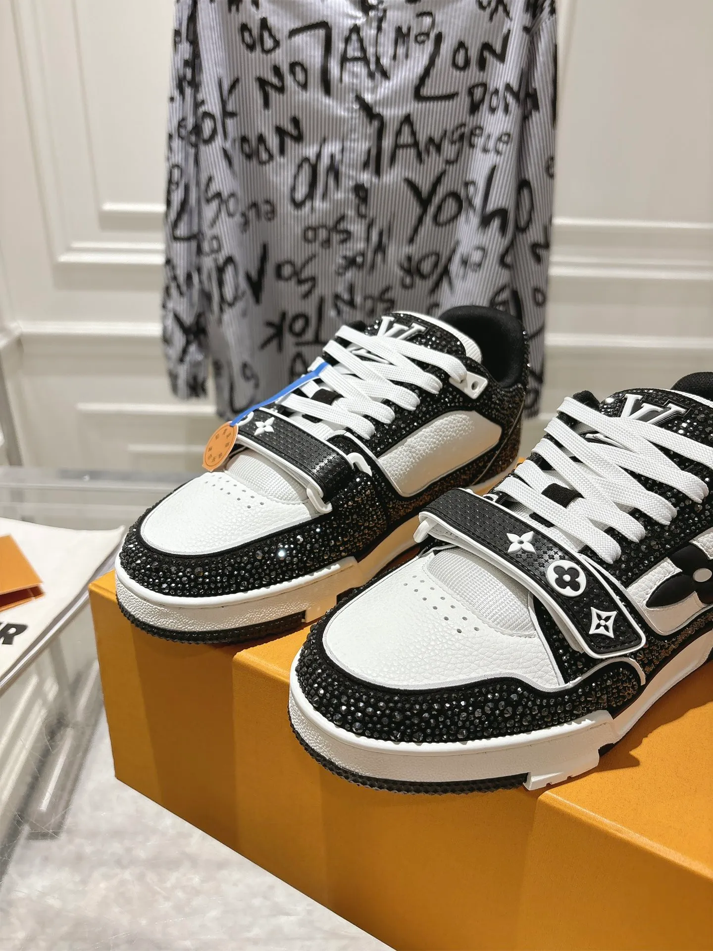 💕💕Factory direct selling price p840💕💕 Top version #couple style ⚠️ Comes with a full set of aviation box packaging ⚠️2️⃣0️⃣2️⃣5️⃣The hot LV full diamond 𝘁𝗿𝗮𝗶𝗻𝗲𝗿 series of the latest couple's sneakers, the quality has been upgraded again, the details are awesome It just doesn’t look too good! The model was sold out immediately within ten minutes of the official website going on sale. TPU outsole, mold fee is 2w+. The texture is comparable to the original version. The feet are made of polymeter micro-material and breathable British mesh. The details are the same as the original version. Please pay attention to distinguish the currency materials on the market. Size: Female 35-39, Male 39-45M